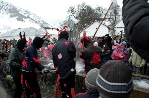 Lokale nicht identifizierte Dorfbewohner von rimetea beim winterlichen Karneval, Rumänien — Stockfoto