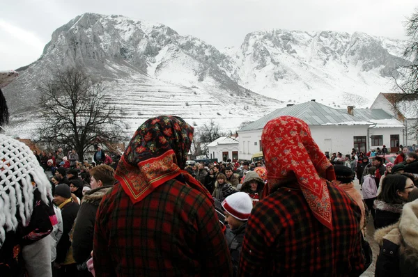 Місцеві невідомі мешканців села Rimetea взимку, закінчуючи карнавал, Румунія — стокове фото