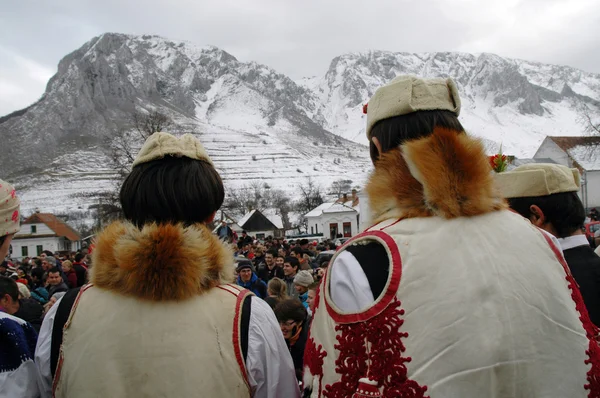 Lokala oidentifierade byborna i rimetea på vintern slutar karneval, Rumänien — Stockfoto