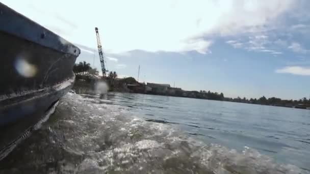 Voda ripples z pohybu lodi v deltě Mekongu, vietnam — Stock video