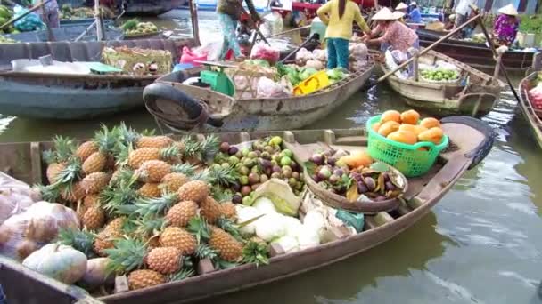 Il più grande mercato galleggiante del mondo sul fiume Mekong, Vietnam — Video Stock