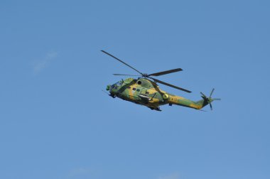 Puma helikopter uçuş sırasında bir askeri geçit töreni