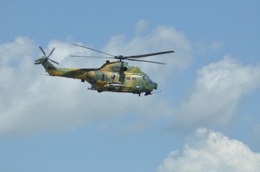 Puma helikopter uçuş sırasında bir askeri geçit töreni