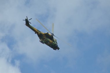 Puma helikopter uçuş sırasında bir askeri geçit töreni