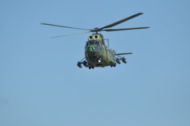 Puma helikopter uçuş sırasında bir askeri geçit töreni