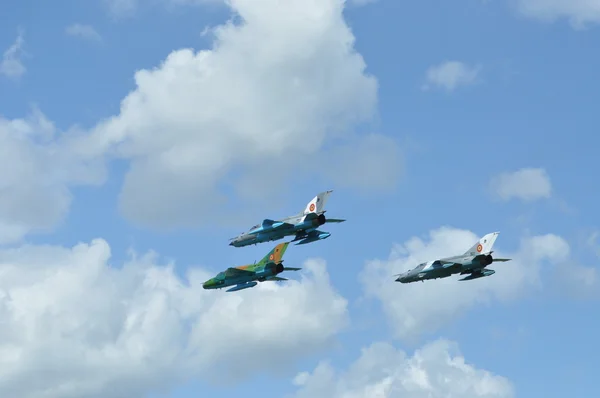 MiG 21 lancer avcı uçağı bir gösteri uçuş Romanya Hava fest üzerinde gerçekleştirir. — Stok fotoğraf