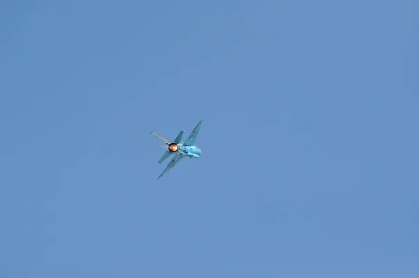 MiG 21 lancer gevechtsvliegtuig voert een demonstratie vlucht op de Roemeense lucht fest — Stockfoto