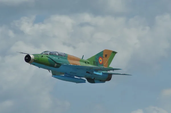 MIG 21 LANCER fighter plane performs a demonstration flight on the Romanian Air Fest — Stock Photo, Image