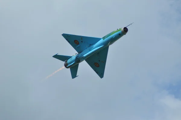 MiG 21 lancer gevechtsvliegtuig voert een demonstratie vlucht op de Roemeense lucht fest — Stockfoto