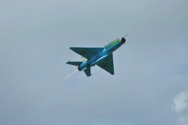 MiG 21 lancer gevechtsvliegtuig voert een demonstratie vlucht op de Roemeense lucht fest — Stockfoto