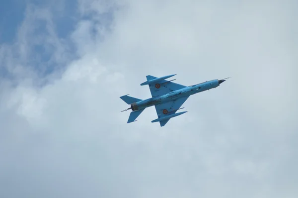 MIG 21 LANCER fighter plane performs a demonstration flight on the Romanian Air Fest — Stock Photo, Image