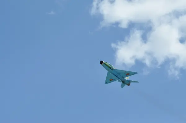 MIG 21 lancer myśliwca wykonuje lot demonstracyjny na fest rumuński powietrza — Zdjęcie stockowe