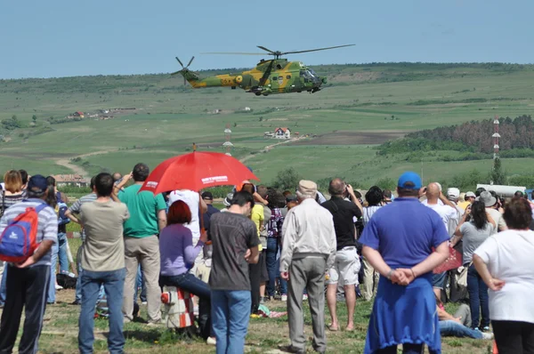 Puma helikopter uçuş sırasında bir askeri geçit töreni — Stok fotoğraf