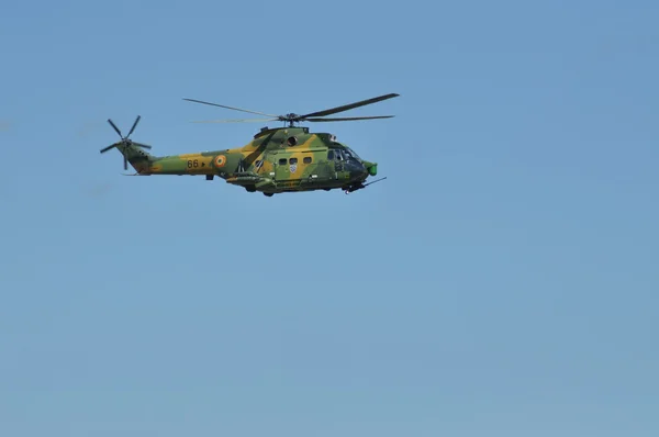 Puma helikopter uçuş sırasında bir askeri geçit töreni — Stok fotoğraf