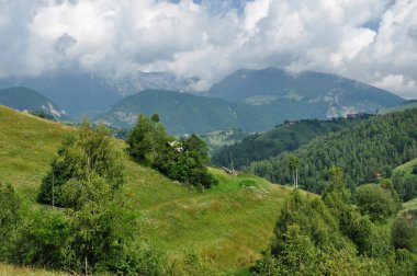 güzel, canlı Yeşil dağlar