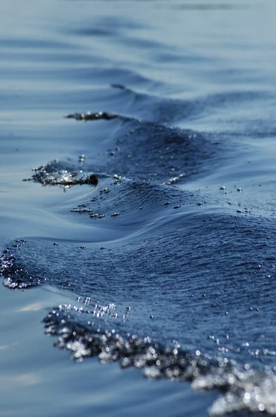 Води брижах хвиль — стокове фото