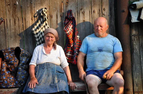 Villagers resting on a bench — Stock Photo, Image