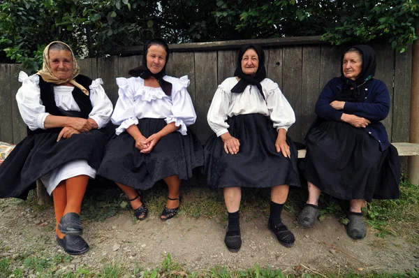 Vrouw dorpelingen in traditionele kleding — Stockfoto