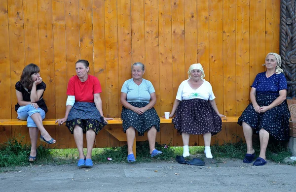 Villagers resting on a bench — Stock Photo, Image