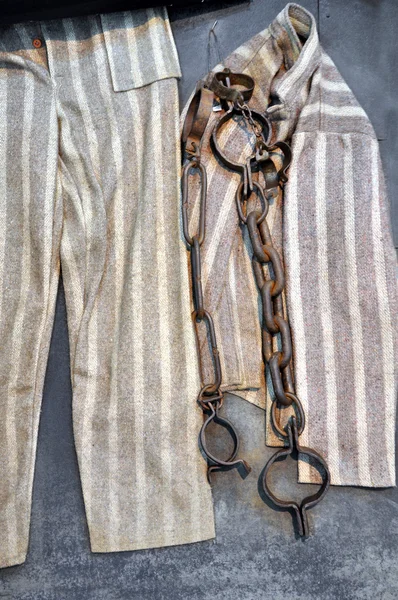 Lánc, fetter és fogoly ruhák a börtönben — Stock Fotó