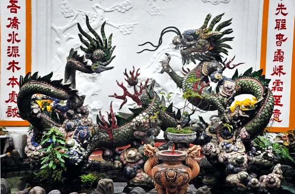 Dragon sculptures at a temple in Vietnam — Stock Photo, Image