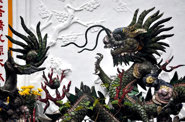 Dragon sculptures at a temple in Vietnam — Stock Photo, Image