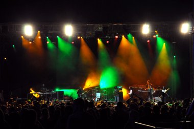 Sanatçı alborosie Jamaikalı canlı bir konser sahne gerçekleştirir.