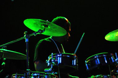 Sanatçı alborosie Jamaikalı canlı bir konser sahne gerçekleştirir.