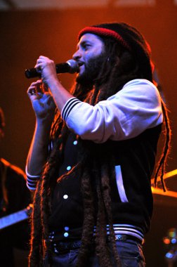 Sanatçı alborosie Jamaikalı canlı bir konser sahne gerçekleştirir.