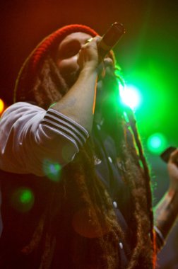 Sanatçı alborosie Jamaikalı canlı bir konser sahne gerçekleştirir.