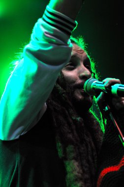 Sanatçı alborosie Jamaikalı canlı bir konser sahne gerçekleştirir.