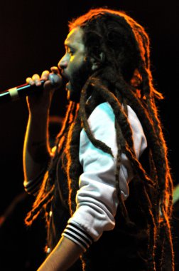Sanatçı alborosie Jamaikalı canlı bir konser sahne gerçekleştirir.