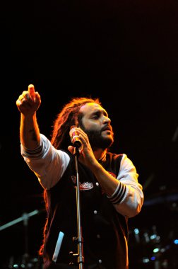 Sanatçı alborosie Jamaikalı canlı bir konser sahne gerçekleştirir.