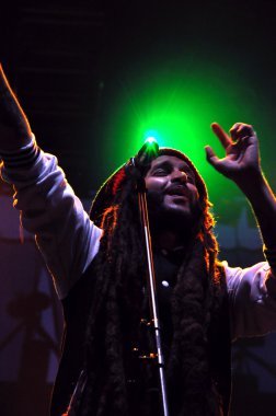 Sanatçı alborosie Jamaikalı canlı bir konser sahne gerçekleştirir.