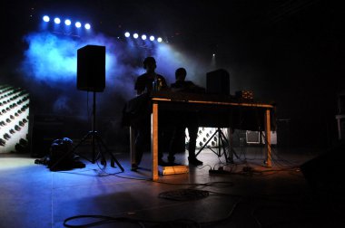 DJ camo ve krooked feat mc youthstar üzerinden canlı konser gerçekleştirmek, İngiltere