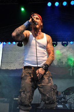 ganxsta zolee hip hop rapçi sahnede canlı gerçekleştirir.