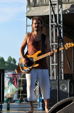 kistehen grubu Macaristan'ın canlı konser sahne alanı üzerinde gerçekleştirir.