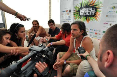 onların canlı konser öncesi basın toplantısı sırasında kistehen band-Macaristan