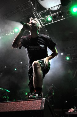 İspanya kökenli ska p ska punk rock grubu, canlı sahne alanı üzerinde gerçekleştirir