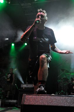 İspanya kökenli ska p ska punk rock grubu, canlı sahne alanı üzerinde gerçekleştirir