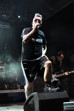 İspanya kökenli ska p ska punk rock grubu, canlı sahne alanı üzerinde gerçekleştirir