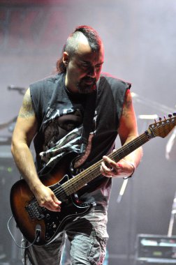 İspanya kökenli ska p ska punk rock grubu, canlı sahne alanı üzerinde gerçekleştirir