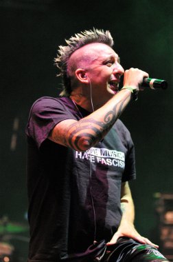 İspanya kökenli ska p ska punk rock grubu, canlı sahne alanı üzerinde gerçekleştirir