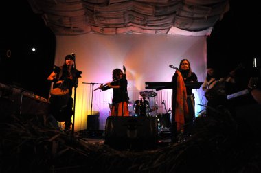 modiwo, Romanya ilk dünya müzik grubudur canlı sahne alanı üzerinde gerçekleştirir.