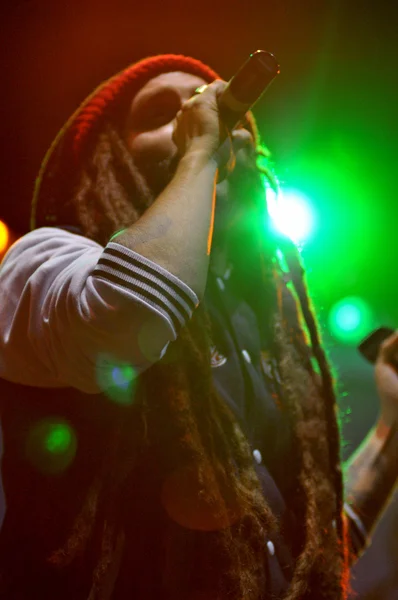 L'artista giamaicano Alborosie si esibisce dal vivo sul palco di un concerto — Foto Stock