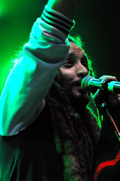 L'artista giamaicano Alborosie si esibisce dal vivo sul palco di un concerto — Foto Stock