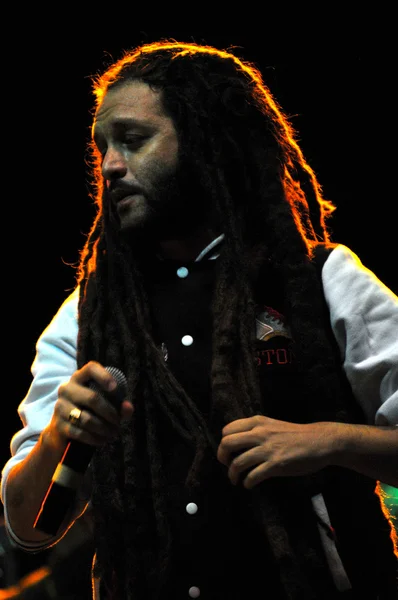 Kunstenaar alborosie uit jamaica voert live op het podium tijdens een concert — Stockfoto