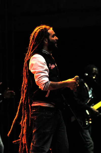 Artista Alborosie da Jamaica se apresenta ao vivo no palco em um concerto — Fotografia de Stock