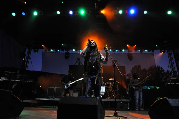 L'artista giamaicano Alborosie si esibisce dal vivo sul palco di un concerto — Foto Stock