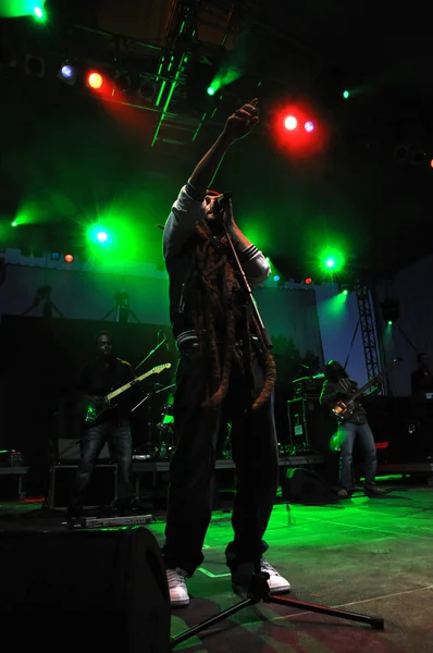 Artista Alborosie da Jamaica se apresenta ao vivo no palco em um concerto — Fotografia de Stock